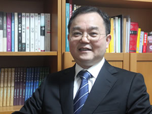 新加坡部長觀摩劉靖峰公司產品