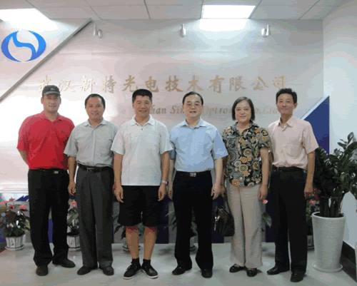 湖北省僑聯(lián)主席李磐帶領(lǐng)羅連運(yùn)副巡視員、汪純蓮部長(zhǎng)、王家橋主任等來我司考察