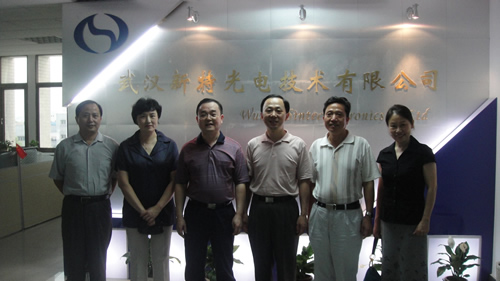 湖北省僑聯(lián)謝余卡主席率領(lǐng)副主席何光源、劉文華、王愛民和副巡視員羅連運(yùn)來新特光電調(diào)研